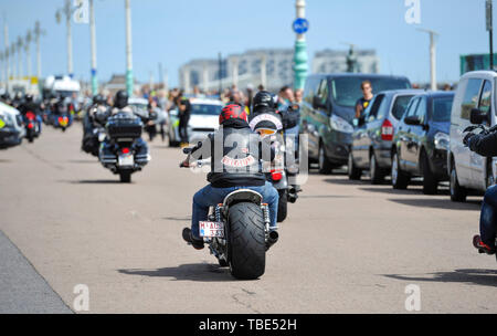 Brighton UK vom 1. Juni 2019 - Hunderte von Hells Angels kommen entlang der Brighton Madeira Drive an der Küste als Teil ihrer 50-Jahr-Feier am Wochenende. Rround über 3000 Biker aus der ganzen Welt haben in Surrey, bevor Sie sich in Richtung Brighton heute, wo einem massiven Polizeiaufgebot ein Auge auf sie zusammen. Foto: Simon Dack/Alamy leben Nachrichten Stockfoto