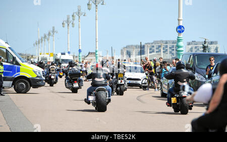 Brighton UK vom 1. Juni 2019 - Hunderte von Hells Angels kommen entlang der Brighton Madeira Drive an der Küste als Teil ihrer 50-Jahr-Feier am Wochenende. Rround über 3000 Biker aus der ganzen Welt haben in Surrey, bevor Sie sich in Richtung Brighton heute, wo einem massiven Polizeiaufgebot ein Auge auf sie zusammen. Foto: Simon Dack/Alamy leben Nachrichten Stockfoto