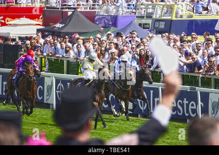 Epsom Downs, Surrey, Großbritannien. 1. Juni 2019. Epsom Downs, Surrey, UK Zaaki geritten von Ryan Moore gewinnt den Investec Cnp Stakes am Derby Tag am Investec Derby Festival Credit: Motofoto/Alamy leben Nachrichten Stockfoto