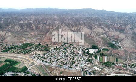 (190601) - BAIYIN, Juni 1, 2019 (Xinhua) - luftaufnahme am 29. Mai 2019 zeigt eine Ansicht der Stadt Baiyin Qiangwan Dorf im Nordwesten der chinesischen Provinz Gansu. Dorfbewohner aus Qiangwan Dorf gern Qinqiang Oper, eine volkstümliche chinesische Oper im Nordwesten Chinas. Anstatt die Kunst auf einem Rund-gebauten Bühne in der Nähe der Jin'gou Fluss durch die Verschmutzung in der Vergangenheit bedrängt, Qinqiang Opernliebhaber sind jetzt in der Lage, ihr Talent in einem Pavillon an der sauberen Fluss durch ökologische Governance rund um den Fluss von der lokalen Regierung seit 2018 zu zeigen. In den letzten Jahren, Qiangwan Dorf Stockfoto