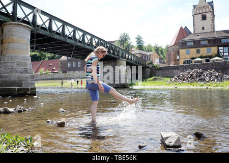 Gera, Deutschland. 01 Juni, 2019. Janet aus Gera sprays Wasser mit ihren Füßen am Ufer der Weißen Elster im Stadtteil Untermhaus. Auch für die nächsten Tage Temperaturen im Sommer angekündigt. Credit: Bodo Schackow/dpa-Zentralbild/dpa/Alamy leben Nachrichten Stockfoto