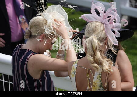 Epsom Downs, Surrey, Großbritannien. 1. Juni 2019. Epsom Downs, Surrey, UK Die Damen halten Sie Ihre Hüte wie der Wind am Derby Tag erhält an der Investec Derby Festival Stockfoto