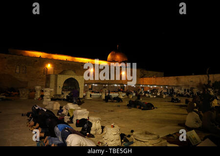 Mai 30, 2019 - erusalem vom 31. Mai 2019. Palästinensische Muslime beten außerhalb der Al-Aqsa Moschee in Jerusalem zu gedenken Laylat al-Qadr. Im Islam Laylat al-Qadr, die am vierten Freitag im Monat Ramadan fällt, ist die Nacht, in der der Koran dem Propheten Mohammed zum ersten Mal offenbart wurde. Palästinenser nahmen an der Gebete in der Al-Aksa-Moschee, das ist die Welt der heiligsten Ort nach Mekka und Medina im Islam, trotz knapper israelische Sicherheit in Ost-Jerusalem und rund um die Altstadt Verbindung von al-Haram al-Sharif (Credit Bild: © Mohammed Turabi/IMAGESLIVE v Stockfoto