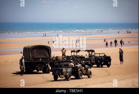 Omaha Beach, Frankreich. 01. Juni 2019, France (Frankreich), Colleville-Sur-Mer: Historische US-amerikanische militärische Fahrzeuge stehen am Omaha Beach. 06.06.2019 ist der 75. Jahrestag der Landung der alliierten Truppen in der Normandie (D-Day). Foto: Kay Nietfeld/dpa Stockfoto