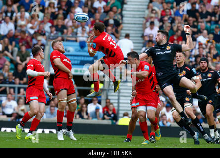 LONDON, Vereinigtes Königreich. 01 Juni, 2019. Alex Goode der Sarazenen und Alex Cuthbert von Exeter Chiefs während Gallagher Premiership Rugby Finale zwischen Exeter Chiefs und Sarazenen in Twickenham Stadium, London, am 01. Juni 2019 Credit: Aktion Foto Sport/Alamy leben Nachrichten Stockfoto