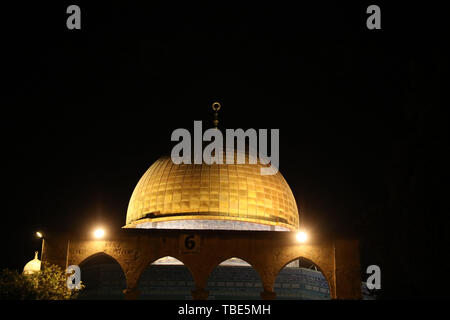 Mai 30, 2019 - erusalem vom 31. Mai 2019. Palästinensische Muslime beten außerhalb der Al-Aqsa Moschee in Jerusalem zu gedenken Laylat al-Qadr. Im Islam Laylat al-Qadr, die am vierten Freitag im Monat Ramadan fällt, ist die Nacht, in der der Koran dem Propheten Mohammed zum ersten Mal offenbart wurde. Palästinenser nahmen an der Gebete in der Al-Aksa-Moschee, das ist die Welt der heiligsten Ort nach Mekka und Medina im Islam, trotz knapper israelische Sicherheit in Ost-Jerusalem und rund um die Altstadt Verbindung von al-Haram al-Sharif (Credit Bild: © Mohammed Turabi/IMAGESLIVE v Stockfoto