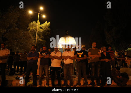 Mai 30, 2019 - erusalem vom 31. Mai 2019. Palästinensische Muslime beten außerhalb der Al-Aqsa Moschee in Jerusalem zu gedenken Laylat al-Qadr. Im Islam Laylat al-Qadr, die am vierten Freitag im Monat Ramadan fällt, ist die Nacht, in der der Koran dem Propheten Mohammed zum ersten Mal offenbart wurde. Palästinenser nahmen an der Gebete in der Al-Aksa-Moschee, das ist die Welt der heiligsten Ort nach Mekka und Medina im Islam, trotz knapper israelische Sicherheit in Ost-Jerusalem und rund um die Altstadt Verbindung von al-Haram al-Sharif (Credit Bild: © Mohammed Turabi/IMAGESLIVE v Stockfoto