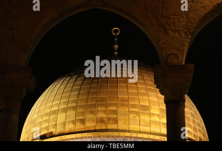 Mai 30, 2019 - erusalem vom 31. Mai 2019. Palästinensische Muslime beten außerhalb der Al-Aqsa Moschee in Jerusalem zu gedenken Laylat al-Qadr. Im Islam Laylat al-Qadr, die am vierten Freitag im Monat Ramadan fällt, ist die Nacht, in der der Koran dem Propheten Mohammed zum ersten Mal offenbart wurde. Palästinenser nahmen an der Gebete in der Al-Aksa-Moschee, das ist die Welt der heiligsten Ort nach Mekka und Medina im Islam, trotz knapper israelische Sicherheit in Ost-Jerusalem und rund um die Altstadt Verbindung von al-Haram al-Sharif (Credit Bild: © Mohammed Turabi/IMAGESLIVE v Stockfoto