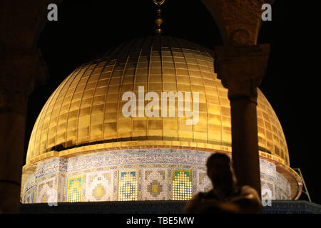 Mai 30, 2019 - erusalem vom 31. Mai 2019. Palästinensische Muslime beten außerhalb der Al-Aqsa Moschee in Jerusalem zu gedenken Laylat al-Qadr. Im Islam Laylat al-Qadr, die am vierten Freitag im Monat Ramadan fällt, ist die Nacht, in der der Koran dem Propheten Mohammed zum ersten Mal offenbart wurde. Palästinenser nahmen an der Gebete in der Al-Aksa-Moschee, das ist die Welt der heiligsten Ort nach Mekka und Medina im Islam, trotz knapper israelische Sicherheit in Ost-Jerusalem und rund um die Altstadt Verbindung von al-Haram al-Sharif (Credit Bild: © Mohammed Turabi/IMAGESLIVE v Stockfoto