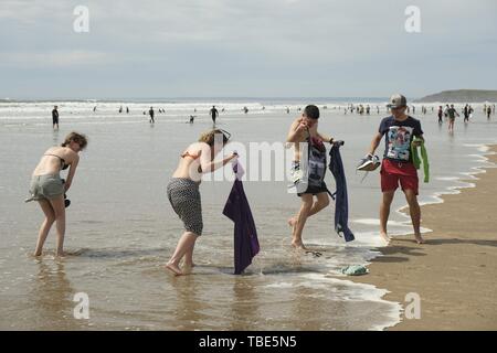 Gower, Swansea, Wales, UK. 1. Juni 2019. Wetter: Das Racing tide gefangen Diese sonnenanbeter überrascht. Beachgoers genossen einen warmen Tag mit einigen Cloud und Zauber der diesigen Sonnenschein an llangennith Strand auf der Halbinsel Gower, in der Nähe von Swansea, Südwales. Cloud ist Prognose über Nacht zu errichten und Regen wird prognostiziert. Credit: Gareth Llewelyn/Alamy leben Nachrichten Stockfoto