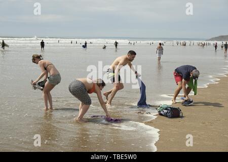 Gower, Swansea, Wales, UK. 1. Juni 2019. Wetter: Das Racing tide gefangen Diese sonnenanbeter überrascht. Beachgoers genossen einen warmen Tag mit einigen Cloud und Zauber der diesigen Sonnenschein an llangennith Strand auf der Halbinsel Gower, in der Nähe von Swansea, Südwales. Cloud ist Prognose über Nacht zu errichten und Regen wird prognostiziert. Credit: Gareth Llewelyn/Alamy leben Nachrichten Stockfoto