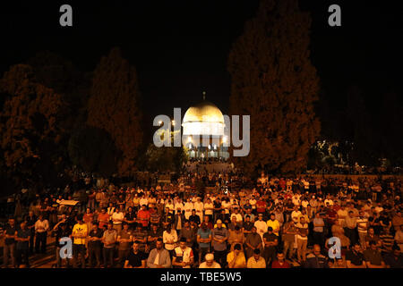 Mai 30, 2019 - erusalem vom 31. Mai 2019. Palästinensische Muslime beten außerhalb der Al-Aqsa Moschee in Jerusalem zu gedenken Laylat al-Qadr. Im Islam Laylat al-Qadr, die am vierten Freitag im Monat Ramadan fällt, ist die Nacht, in der der Koran dem Propheten Mohammed zum ersten Mal offenbart wurde. Palästinenser nahmen an der Gebete in der Al-Aksa-Moschee, das ist die Welt der heiligsten Ort nach Mekka und Medina im Islam, trotz knapper israelische Sicherheit in Ost-Jerusalem und rund um die Altstadt Verbindung von al-Haram al-Sharif (Credit Bild: © Mohammed Turabi/IMAGESLIVE v Stockfoto