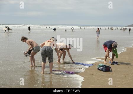 Gower, Swansea, Wales, UK. 1. Juni 2019. Wetter: Das Racing tide gefangen Diese sonnenanbeter überrascht. Beachgoers genossen einen warmen Tag mit einigen Cloud und Zauber der diesigen Sonnenschein an llangennith Strand auf der Halbinsel Gower, in der Nähe von Swansea, Südwales. Cloud ist Prognose über Nacht zu errichten und Regen wird prognostiziert. Credit: Gareth Llewelyn/Alamy leben Nachrichten Stockfoto