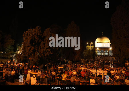 Mai 30, 2019 - erusalem vom 31. Mai 2019. Palästinensische Muslime beten außerhalb der Al-Aqsa Moschee in Jerusalem zu gedenken Laylat al-Qadr. Im Islam Laylat al-Qadr, die am vierten Freitag im Monat Ramadan fällt, ist die Nacht, in der der Koran dem Propheten Mohammed zum ersten Mal offenbart wurde. Palästinenser nahmen an der Gebete in der Al-Aksa-Moschee, das ist die Welt der heiligsten Ort nach Mekka und Medina im Islam, trotz knapper israelische Sicherheit in Ost-Jerusalem und rund um die Altstadt Verbindung von al-Haram al-Sharif (Credit Bild: © Mohammed Turabi/IMAGESLIVE v Stockfoto