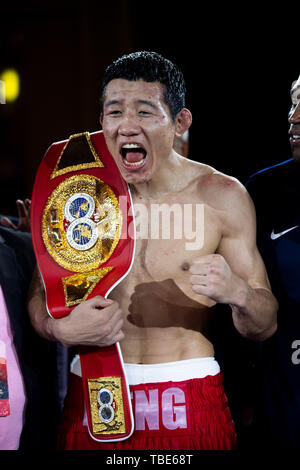 Macao. 1. Juni 2019. Meng Fanlong von China feiert nach dem Sieg über Adam Deines Deutschlands in den IBF-Titel im Halbschwergewicht Eliminator/IBF Intercontinental Light Heavyweight Titel match bei der Verteidigung 2019 IBF-Meisterschaft Super Gala in Macau, China am 1. Juni 2019. Credit: Cheong kam Ka/Xinhua/Alamy leben Nachrichten Stockfoto