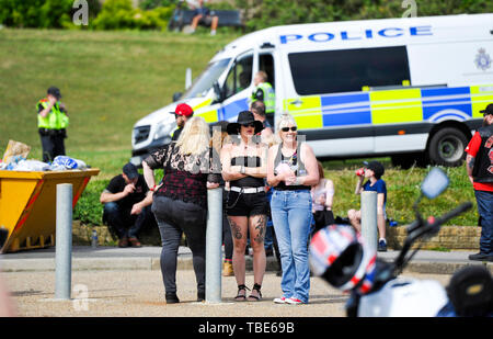 Brighton UK vom 1. Juni 2019 - Frauen melden Sie Hunderte von Hells Angels, wie sie auf dem Brighton Seafront als Teil der Vereine 50-Jahr-Feier Wochenende versammeln. Über 3000 Biker aus der ganzen Welt versammelten sich in Surrey, bevor Sie heute nach Brighton. Foto: Simon Dack/Alamy leben Nachrichten Stockfoto