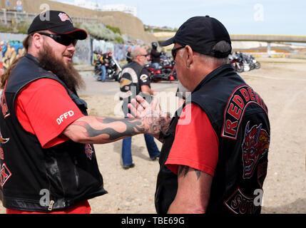 Brighton UK vom 1. Juni 2019 - Hunderte von Hells Angels auf Brighton Seafront sammeln Als Teil der Vereine 50-Jahr-Feier Wochenende. Über 3000 Biker aus der ganzen Welt versammelten sich in Surrey, bevor Sie heute nach Brighton. Foto: Simon Dack/Alamy leben Nachrichten Stockfoto