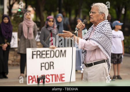 Atlanta, Georgia, USA. 31. Mai, 2019. Eine Gruppe von pro-palästinensischen Demonstranten vor dem CNN Center in Atlanta gesammelt für ein Ende der israelischen Besatzung Palästinas zu nennen. Der Protest ist eine jährliche Veranstaltung am letzten Freitag des Ramadan gehalten. Quelle: Steve Eberhardt/ZUMA Draht/Alamy leben Nachrichten Stockfoto