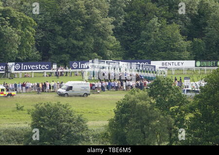 1. Juni 2019. Epsom Downs, Surrey, Großbritannien Beginn der Derby am Weltberühmten Investec Derby Festival durch riesige Menschenmengen Credit: Motofoto/Alamy Live News besucht Stockfoto