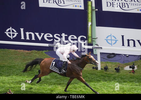 1. Juni 2019. Epsom Downs, Surrey, UK Anthony Van Dyck, gewinnt das Derby 2019 in einer engen Kredit: Motofoto/Alamy leben Nachrichten Stockfoto