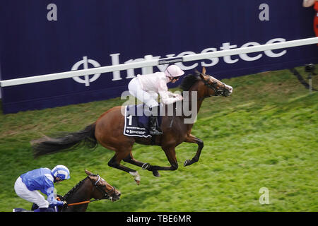 1. Juni 2019. Epsom Downs, Surrey, UK Anthony Van Dyck, gewinnt das Derby 2019 in einer engen Kredit: Motofoto/Alamy leben Nachrichten Stockfoto