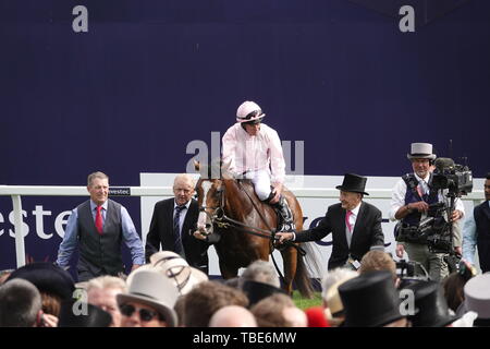 1. Juni 2019. Epsom Downs, Surrey, UK Anthony Van Dyck, gewinnt das Derby 2019 in einer engen Kredit: Motofoto/Alamy leben Nachrichten Stockfoto