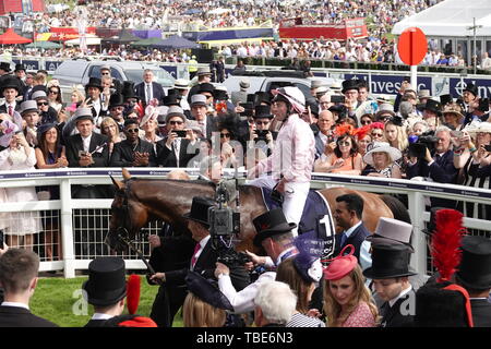 1. Juni 2019. Epsom Downs, Surrey, UK Anthony Van Dyck, gewinnt das Derby 2019 in einer engen Kredit: Motofoto/Alamy leben Nachrichten Stockfoto