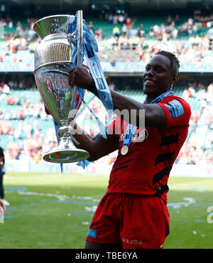 LONDON, Vereinigtes Königreich. 01 Juni, 2019. Maro Itoje der Sarazenen mit Trophäe während Gallagher Premiership Rugby Finale zwischen Exeter Chiefs und Sarazenen in Twickenham Stadium, London, am 01. Juni 2019 Credit: Aktion Foto Sport/Alamy leben Nachrichten Stockfoto