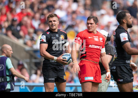 LONDON, GROSSBRITANNIEN. 01th, Juni 2019. Henry Slade Exeter Chiefs (links) Kerben versuchen während Gallagher Premiership Rugby Finale zwischen Sarazenen und Exeter Chiefs bei Twickenham Stadion am Samstag, den 01. Juni 2019. LONDON England. (Nur redaktionelle Nutzung, eine Lizenz für die gewerbliche Nutzung erforderlich. Keine Verwendung in Wetten, Spiele oder einer einzelnen Verein/Liga/player Publikationen.) Credit: Taka G Wu/Alamy leben Nachrichten Stockfoto