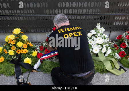 Berlin, Deutschland. 01 Juni, 2019. Ein Veteran kniet am Bendlerblock in Berlin-Tiergarten, nicht weit von der Gedenkstätte der deutschen Streitkräfte. Es hunderte von ehemaligen Soldaten aus Europa, die meisten von ihnen in Kovoi per Motorrad kam, zum Gedenken an die gefallenen Kameraden. Das Memorial Run seit elf Jahren. Credit: Paul Zinken/dpa/Alamy leben Nachrichten Stockfoto