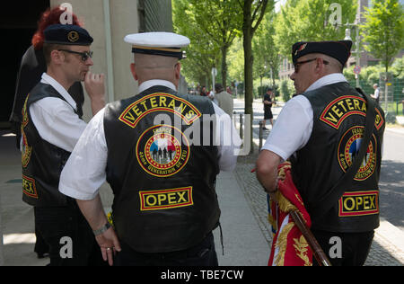 Berlin, Deutschland. 01 Juni, 2019. Veteranen stehen in der Nähe der Gedenkstätte der Bundeswehr bei der bendlerblock in Berlin-Tiergarten. Es hunderte von ehemaligen Soldaten aus Europa gedenkt, die meisten im Konvoi mit dem Motorrad kam, ihre gefallenen Kameraden. Das Memorial Run seit elf Jahren. Credit: Paul Zinken/dpa/Alamy leben Nachrichten Stockfoto