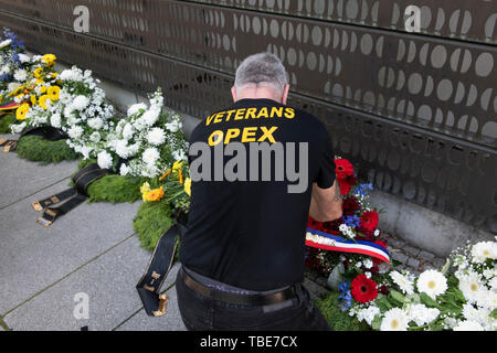 Berlin, Deutschland. 01 Juni, 2019. Ein Veteran kniet am Bendlerblock in Berlin-Tiergarten, nicht weit von der Gedenkstätte der deutschen Streitkräfte. Es hunderte von ehemaligen Soldaten aus Europa, die meisten von ihnen in Kovoi per Motorrad kam, zum Gedenken an die gefallenen Kameraden. Das Memorial Run seit elf Jahren. Credit: Paul Zinken/dpa/Alamy leben Nachrichten Stockfoto