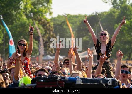 London, Großbritannien. Samstag, 1 Juni, 2019. Musik Fans im Jahr 2019 alle Punkte im Osten Festival, Foto: Roger Garfield/Alamy leben Nachrichten