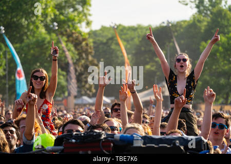 London, Großbritannien. Samstag, 1 Juni, 2019. Musik Fans im Jahr 2019 alle Punkte im Osten Festival, Foto: Roger Garfield/Alamy leben Nachrichten Stockfoto