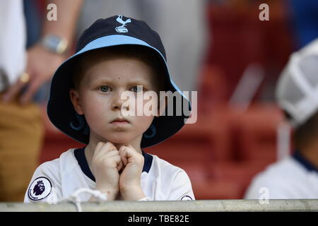 Madrid, Spanien. 01 Juni, 2019. Ein Fan von Tottenham Hotspur in der steht vor der die 2019 UEFA Champions League Finale zwischen den Tottenham Hotspur und Liverpool an Wanda Metropolitano Stadion, Madrid, Spanien am 1. Juni 2019. Foto von Giuseppe Maffia. Credit: UK Sport Pics Ltd/Alamy leben Nachrichten Stockfoto
