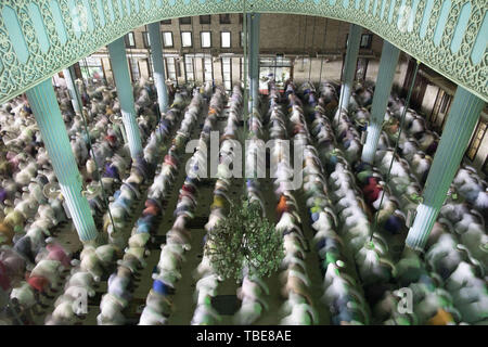 Dhaka, Bangladesch. 1. Juni 2019. Bangladeshi muslimische Gläubige beten während Laylat al Qadr Gebete am 27. Tag des heiligen Monats Ramadan bei Baitul Mukkaram National Mosque, in Dhaka, Bangladesch, Juni 01, 2019. Credit: Suvra Kanti Das/ZUMA Draht/Alamy leben Nachrichten Stockfoto