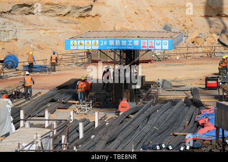 Kairo, Ägypten. 1. Juni 2019. (190601) - Kairo, 1. Juni 2019 (Xinhua) - Menschen arbeiten auf der Baustelle der China State Construction Engineering Corporation (CSCEC) Central Business District (CBD) Projekt in Ägypten Neue administrative Hauptstadt, etwa 50 Kilometer östlich von Kairo, am 1. Juni 2019. Mehr als 3.000 ägyptischen und chinesischen Mitarbeitern in China State Construction Engineering Corporation (CSCEC) die Arbeit in den vier Jahre CBD-Projekt, das im Mai 2018 gestartet. Das Projekt ist ein Meilenstein für die China - vorgeschlagen, Riemen und Straße Initiative (BRI), die versucht, win-win-Entwicklung die Zusammenarbeit zwischen Stockfoto