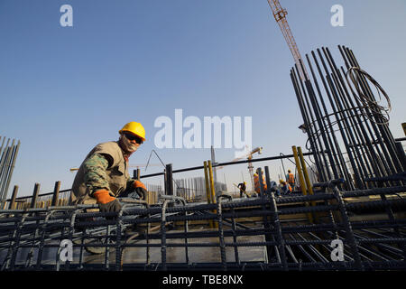 Kairo, Ägypten. 1. Juni 2019. (190601) - Kairo, 1. Juni 2019 (Xinhua) - Menschen arbeiten auf der Baustelle der China State Construction Engineering Corporation (CSCEC) Central Business District (CBD) Projekt in Ägypten Neue administrative Hauptstadt, etwa 50 Kilometer östlich von Kairo, am 1. Juni 2019. Mehr als 3.000 ägyptischen und chinesischen Mitarbeitern in China State Construction Engineering Corporation (CSCEC) die Arbeit in den vier Jahre CBD-Projekt, das im Mai 2018 gestartet. Das Projekt ist ein Meilenstein für die China - vorgeschlagen, Riemen und Straße Initiative (BRI), die versucht, win-win-Entwicklung die Zusammenarbeit zwischen Stockfoto
