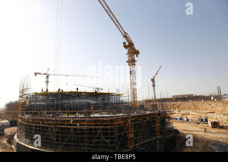 Kairo, Ägypten. 1. Juni 2019. (190601) - Kairo, 1. Juni 2019 (Xinhua) - Foto am 1. Juni 2019 zeigt die Baustelle von China State Construction Engineering Corporation (CSCEC) Central Business District (CBD) Projekt in Ägypten Neue administrative Hauptstadt, etwa 50 Kilometer östlich von Kairo. Mehr als 3.000 ägyptischen und chinesischen Mitarbeitern in China State Construction Engineering Corporation (CSCEC) die Arbeit in den vier Jahre CBD-Projekt, das im Mai 2018 gestartet. Das Projekt ist ein Meilenstein für die China - vorgeschlagen, Riemen und Straße Initiative (BRI), die versucht, win-win-Entwicklung Zusammenarbeit zwisch Stockfoto