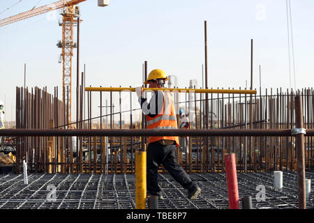 Kairo, Ägypten. 1. Juni 2019. (190601) - Kairo, 1. Juni 2019 (Xinhua) - ein Mann arbeitet auf der Baustelle der China State Construction Engineering Corporation (CSCEC) Central Business District (CBD) Projekt in Ägypten Neue administrative Hauptstadt, etwa 50 Kilometer östlich von Kairo, am 1. Juni 2019. Mehr als 3.000 ägyptischen und chinesischen Mitarbeitern in China State Construction Engineering Corporation (CSCEC) die Arbeit in den vier Jahre CBD-Projekt, das im Mai 2018 gestartet. Das Projekt ist ein Meilenstein für die China - vorgeschlagen, Riemen und Straße Initiative (BRI), die versucht, win-win-Entwicklung die Zusammenarbeit zwischen Stockfoto