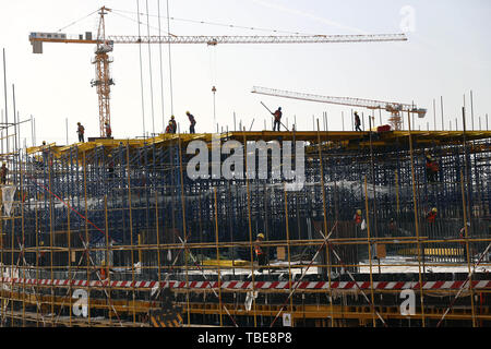 Kairo, Ägypten. 1. Juni 2019. (190601) - Kairo, 1. Juni 2019 (Xinhua) - Menschen arbeiten auf der Baustelle der China State Construction Engineering Corporation (CSCEC) Central Business District (CBD) Projekt in Ägypten Neue administrative Hauptstadt, etwa 50 Kilometer östlich von Kairo, am 1. Juni 2019. Mehr als 3.000 ägyptischen und chinesischen Mitarbeitern in China State Construction Engineering Corporation (CSCEC) die Arbeit in den vier Jahre CBD-Projekt, das im Mai 2018 gestartet. Das Projekt ist ein Meilenstein für die China - vorgeschlagen, Riemen und Straße Initiative (BRI), die versucht, win-win-Entwicklung die Zusammenarbeit zwischen Stockfoto
