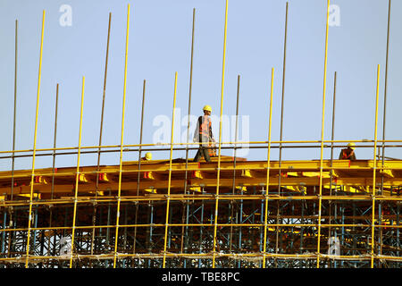 Kairo, Ägypten. 1. Juni 2019. (190601) - Kairo, 1. Juni 2019 (Xinhua) - Menschen arbeiten auf der Baustelle der China State Construction Engineering Corporation (CSCEC) Central Business District (CBD) Projekt in Ägypten Neue administrative Hauptstadt, etwa 50 Kilometer östlich von Kairo, am 1. Juni 2019. Mehr als 3.000 ägyptischen und chinesischen Mitarbeitern in China State Construction Engineering Corporation (CSCEC) die Arbeit in den vier Jahre CBD-Projekt, das im Mai 2018 gestartet. Das Projekt ist ein Meilenstein für die China - vorgeschlagen, Riemen und Straße Initiative (BRI), die versucht, win-win-Entwicklung die Zusammenarbeit zwischen Stockfoto