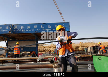 Kairo, Ägypten. 1. Juni 2019. (190601) - Kairo, 1. Juni 2019 (Xinhua) - Menschen arbeiten auf der Baustelle der China State Construction Engineering Corporation (CSCEC) Central Business District (CBD) Projekt in Ägypten Neue administrative Hauptstadt, etwa 50 Kilometer östlich von Kairo, am 1. Juni 2019. Mehr als 3.000 ägyptischen und chinesischen Mitarbeitern in China State Construction Engineering Corporation (CSCEC) die Arbeit in den vier Jahre CBD-Projekt, das im Mai 2018 gestartet. Das Projekt ist ein Meilenstein für die China - vorgeschlagen, Riemen und Straße Initiative (BRI), die versucht, win-win-Entwicklung die Zusammenarbeit zwischen Stockfoto