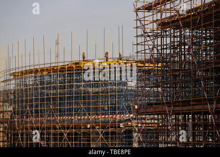 Kairo, Ägypten. 1. Juni 2019. (190601) - Kairo, 1. Juni 2019 (Xinhua) - Menschen arbeiten auf der Baustelle der China State Construction Engineering Corporation (CSCEC) Central Business District (CBD) Projekt in Ägypten Neue administrative Hauptstadt, etwa 50 Kilometer östlich von Kairo, am 1. Juni 2019. Mehr als 3.000 ägyptischen und chinesischen Mitarbeitern in China State Construction Engineering Corporation (CSCEC) die Arbeit in den vier Jahre CBD-Projekt, das im Mai 2018 gestartet. Das Projekt ist ein Meilenstein für die China - vorgeschlagen, Riemen und Straße Initiative (BRI), die versucht, win-win-Entwicklung die Zusammenarbeit zwischen Stockfoto