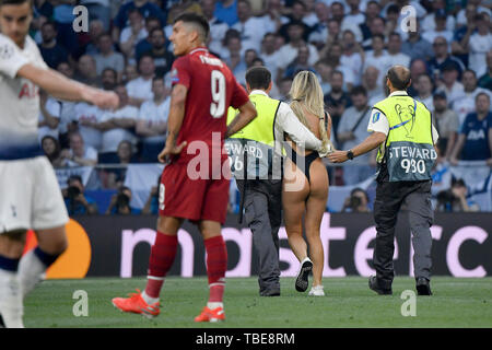 Madrid, Spanien. 01 Juni, 2019. Ein pitch Eindringling läuft während der während der 2019 UEFA Champions League Finale zwischen den Tottenham Hotspur und Liverpool an Wanda Metropolitano Stadion, Madrid, Spanien am 1. Juni 2019. Foto von Giuseppe Maffia. Credit: UK Sport Pics Ltd/Alamy leben Nachrichten Stockfoto