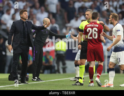 Madrid, Spanien. 01 Juni, 2019. Fussball: Champions League, Finale Tottenham Hotspur - FC Liverpool an Wanda Metropolitano Stadion. Trainer Mauricio Pochettino (l) von Tottenham reagiert neben Schiedsrichter Damir Skomina (3. von rechts) aus Slowenien. Kredite: Jan Woitas/dpa-Zentralbild/dpa/Alamy leben Nachrichten Stockfoto