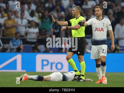 Madrid, Spanien. 01 Juni, 2019. Fussball: Champions League, Finale Tottenham Hotspur - FC Liverpool an Wanda Metropolitano Stadion. Kieran Trippier von Tottenham ist auf dem Platz neben dem Slowenien Damir Skomina (M). Kredite: Jan Woitas/dpa-Zentralbild/dpa/Alamy leben Nachrichten Stockfoto