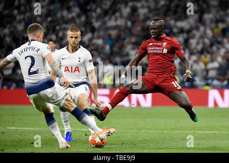 Madrid, Spanien. 01 Juni, 2019. Kieran Trippier von Tottenham Hotspur konkurriert für die Kugel mit sadio Mähne des FC Liverpool während der 2019 UEFA Champions League Finale zwischen den Tottenham Hotspur und Liverpool an Wanda Metropolitano Stadion, Madrid, Spanien am 1. Juni 2019. Foto von Giuseppe Maffia. Credit: UK Sport Pics Ltd/Alamy leben Nachrichten Stockfoto