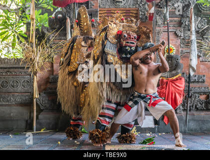Banjar Gelulung, Bali, Indonesien - 26. Februar 2019: Mas Dorf. Spielen auf der Bühne. Monster in aufwendigen Gewändern und mit goldenen Masken stop Su Stockfoto
