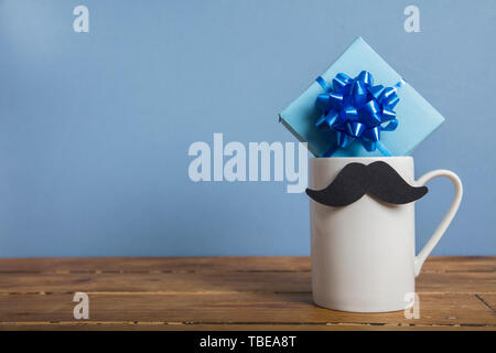 Vatertag Geschenk mit einem Kaffeebecher und Papier Schnurrbart Stockfoto